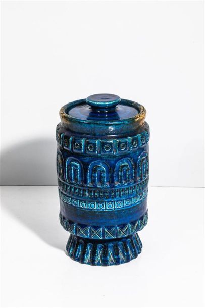 null CHAMBOST Pol (1906-1983)
Pot couvert cylindrique
Grès émaillé bleu perse à décor...