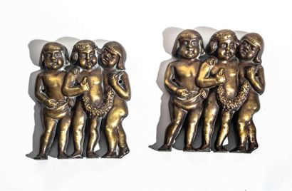 null Paire de plaques d'ameublement en bronze doré représentant trois enfants à la...