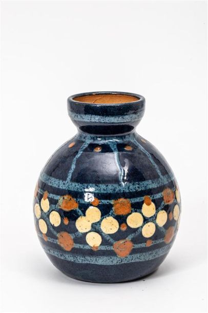 null Vase ovoïde en céramique vernissée bleu à décor de croisillons et fleurs stylisées
Monogrammé...