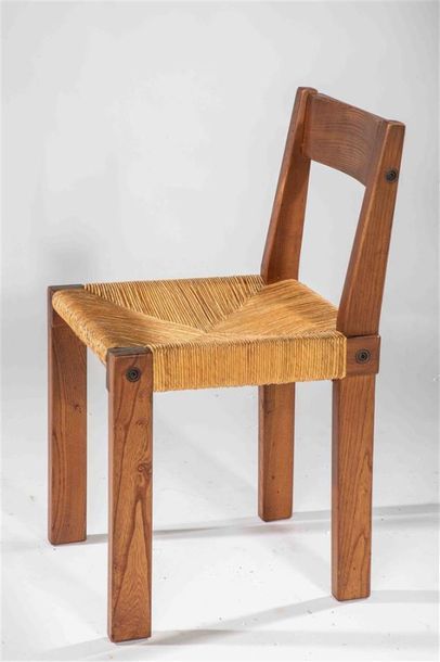 null CHAPO Pierre (1927 - 1987)
Suite de 4 chaises en orme, assise rempaillée (d'une...
