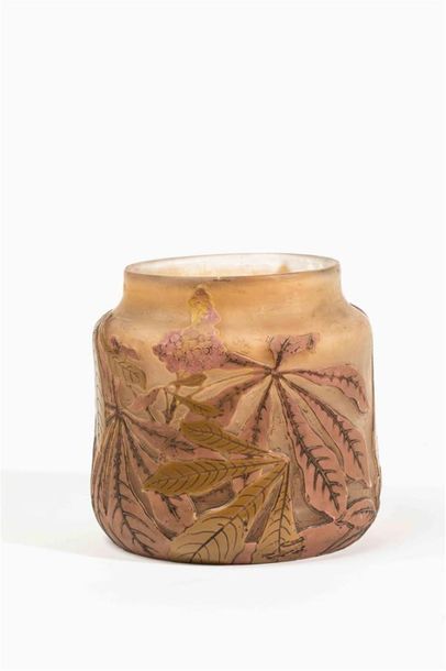 null Etablissement GALLE Émile (1840-1904)
Vase en verre multicouche à décor de feuilles...
