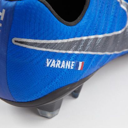 null NIKE - Raphaël VARANE

Crampons de football Nike en cuir bleu dédicacés et donnés...