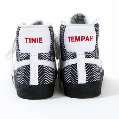 null NIKE - Tinie TEMPAH.

Baskets montantes noires et blanches, personnalisées au...