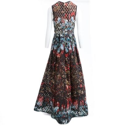 null Elie Saab - Hélène SY

Robe longue brodée et ajourée multicolore, encolure en...