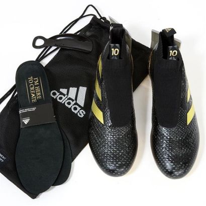 null Adidas - Paul POGBA

Crampons de football en cuir noir et bandes dorées et semelles...
