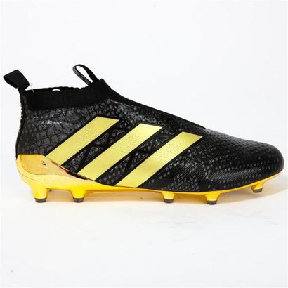 null Adidas - Paul POGBA

Crampons de football en cuir noir et bandes dorées et semelles...