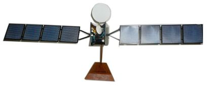 null Maquette. Satellite TELECOM 2. grande maquette promotionnelle du satellite construit...