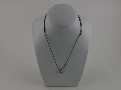 null PERLE de TAHITI
Collier cordon noir à noeuds coullisants
Diam. perle : 8/9 mm
Long....