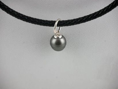 null PERLE de TAHITI
Collier cordon noir 
Diam. perle : 10.7 mm
Long. collier : 43...