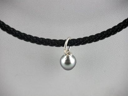 null PERLE de TAHITI
Collier cordon noir, monture et fermoir argent
Diam. perle :...