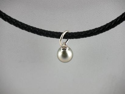 null PERLE de TAHITI
Collier cordon noir et fermoir argent
Diam. perle : 9.8 mm
Long....