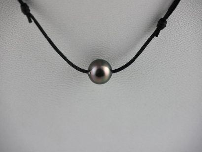 null PERLE de TAHITI
Collier cordon noir à noeuds coullisants
Diam. perle : 9/10...