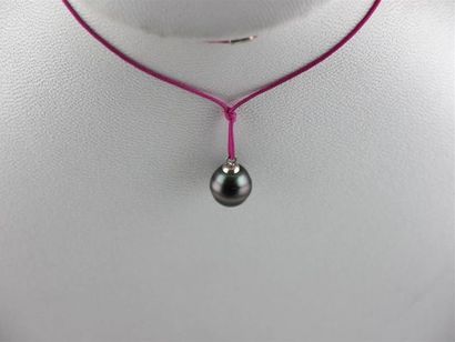 null PERLE de TAHITI
Collier cordon fuchia
Diam. perle : 9/10 mm
Long. collier :...