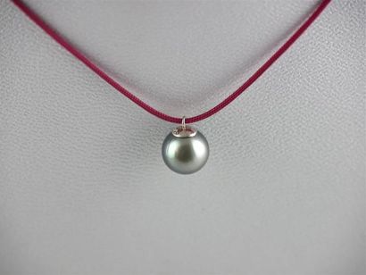 null PERLE de TAHITI
Collier cordon fushia à noeuds coullisants
Diam. perle : 10.6...