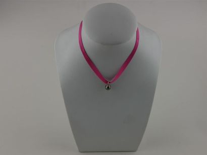 null PERLE de TAHITI 
Collier ruban rose 
Diam. perle : 8.5 mm
Long. collier : 30...