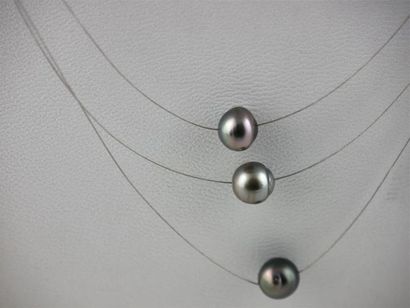 null PERLES de TAHITI 
Collier de trois perles sur câble 
Diam. perle : 8/9 mm
Long....