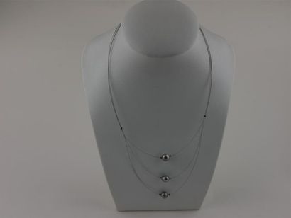 null PERLES de TAHITI 
Collier de trois perles sur câble 
Diam. perle : 8.4 mm
Long....