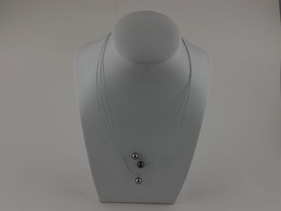 null PERLES de TAHITI 
Collier de trois perles sur câble 
Diam. perle : 8.5 mm
Long....
