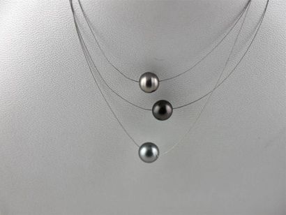 null PERLES de TAHITI 
Collier de trois perles sur câble 
Diam. perle : 8.5 mm
Long....