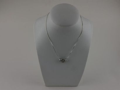 null 3 PERLES de TAHITI 
Chaîne en argent 
Diam. perle : 8/9 mm
Long. collier : 40...