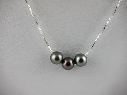 null 3 PERLES de TAHITI 
Chaîne en argent 
Diam. perle : 8/9 mm
Long. collier : 40...