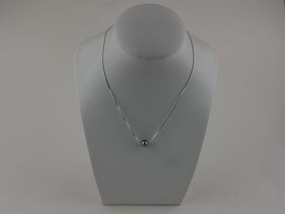 null PERLE de TAHITI 
Chaîne en argent 
Diam. perle : 8/9 mm
Long. collier : 40 cm
Poids...