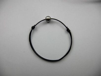 null PERLE de TAHITI 
Bracelet cuir noir à noeuds coulissants
Diam. perle : 8/9 mm
Long.:...