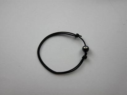 null PERLE de TAHITI 
Bracelet cuir noir à noeuds coulissants
Diam. perle : 8/9 mm
Long....