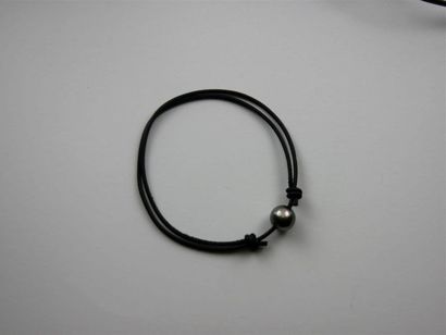 null PERLE de TAHITI 
Bracelet cuir noir à noeuds coulissants
Diam. perle : 8/9 mm
Long....