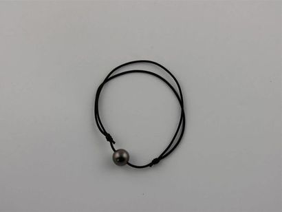 null PERLE de TAHITI 
Bracelet noir à noeuds coulissants
Diam. perle : 8/9 mm
Long....