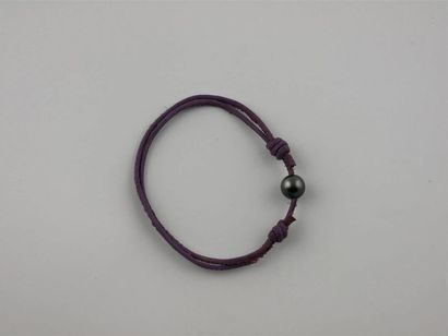 null PERLE de TAHITI 
Bracelet cuir violet à noeuds coulissants
Diam. perle : 8/9...