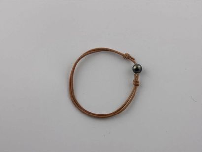 null PERLE de TAHITI 
Bracelet cuir beige à noeuds coulissants
Diam. perle : 8/9...