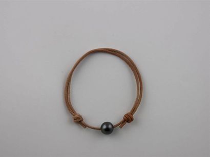 null PERLE de TAHITI 
Bracelet cuir beige à noeuds coulissants
Diam. perle : 8/9...