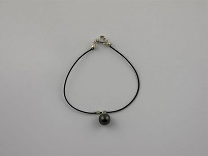 null PERLE de TAHITI 
Bracelet cordon noir et fermoir argent
Diam. perle : 8/9 mm
Long....