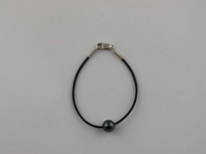 null PERLE de TAHITI 
Bracelet cuir avec fermoir argent 
Diam. perle : 8/9 mm
Long....