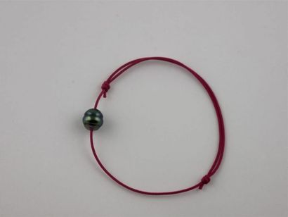 null PERLE de TAHITI 
Bracelet avec cordon fushia à noeuds coulissants
Diam. perle...