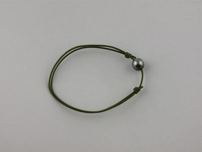 null PERLE de TAHITI 
Bracelet cuir vert à noeuds coulissants
Diam. perle : 8/9 mm
Long....