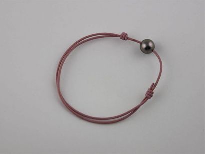 null PERLE de TAHITI 
Bracelet cuir rose à noeuds coulissants
Diam. perle : 8/9 mm
Long....