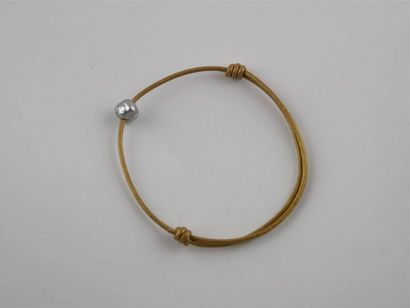 null PERLE de TAHITI 
Bracelet cuir doré à noeuds coulissants
Diam. perle : 8/9 mm
Long....