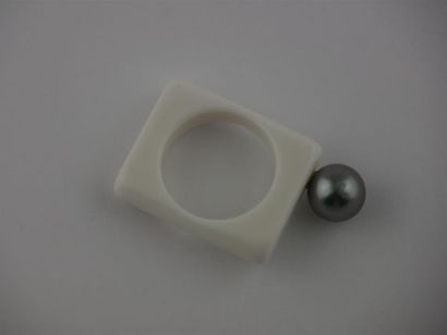 null PERLE de TAHITI 
Bague résine blanche
Diam. perle : 8.5 mm
TDD : 55
