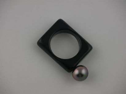 null PERLE de TAHITI 
Bague résine noir
Diam. perle : 9.5 mm
TDD : 51 