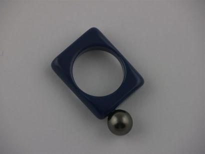 null PERLE de TAHITI 
Bague résine bleue
Diam. perle : 8.4 mm
TDD : 54