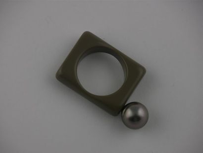 null PERLE de TAHITI 
Bague résine gris
Diam. perle : 9.5 mm
TDD : 52