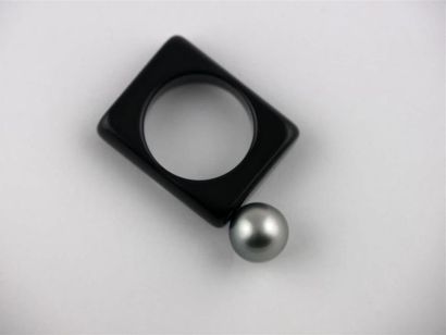 null PERLE de TAHITI 
Bague résine noir
Diam. perle : 9.5 mm
TDD : 52
