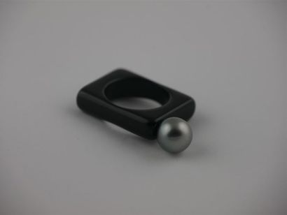 null PERLE de TAHITI 
Bague résine noir
Diam. perle : 9.5 mm
TDD : 52