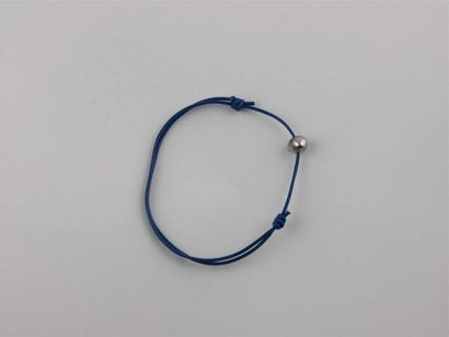null PERLE de TAHITI 
Bracelet cuir bleu Keshi à noeuds coulissants 
Diam. perle...