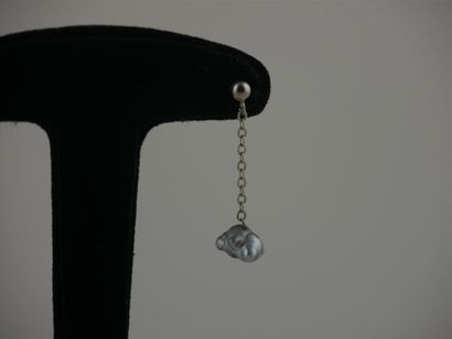 null PERLES de TAHITI 
Paire de boucles d'oreilles chaînette Keshi
Diam. perle :...