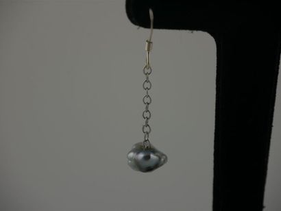 null PERLES de TAHITI 
Paire de boucles d'oreilles chaînette Keshi
Diam. perle :...