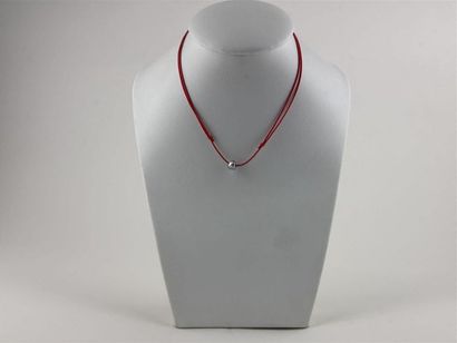 null PERLE de TAHITI
Collier cordon rouge à noeuds coulissants
Diam. perle : 9/10...
