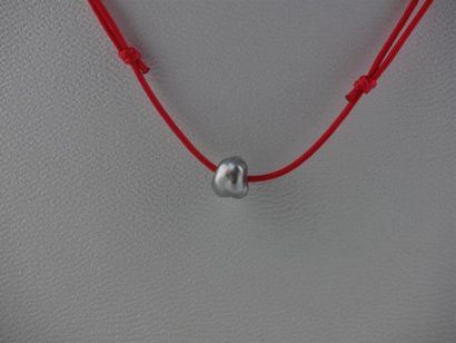 null PERLE de TAHITI
Collier cordon rouge à noeuds coulissants
Diam. perle : 9/10...